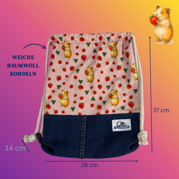 Kinder Rucksack S Schweinchen mit Erdbeeren auf rosa mit dunkler Jeans kombiniert Frontansicht mit Maßen