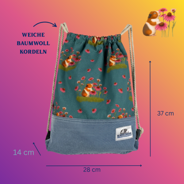 Kinder Rucksack S Schweinchen mit Sonnenhut auf türkis mit jeans kombiniert Frontansicht mit Maßen