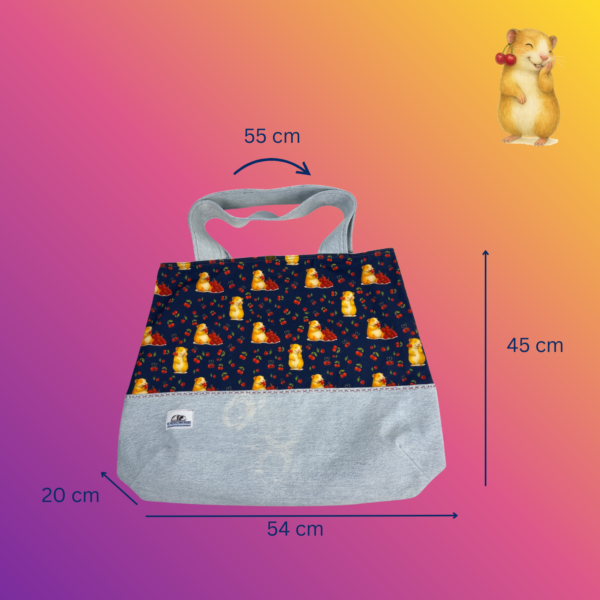 Shopper L Schweinchen mit Kirschen auf dunkelblau mit heller Jeans Vorderansicht mit Maßen