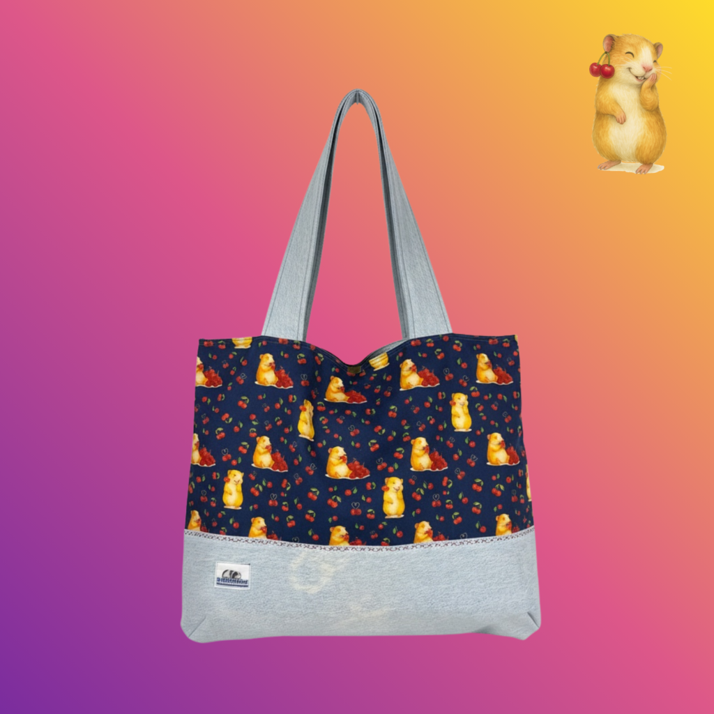 Shopper L Schweinchen mit Kirschen auf dunkelblau mit heller Jeans kombiniert_ Vorderansicht