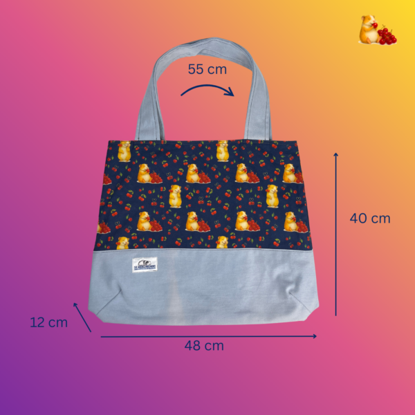 Shopper M Schweinchen mit Kirschen auf dunkelblau mit heller Jeans Vorderansicht mit Maßen