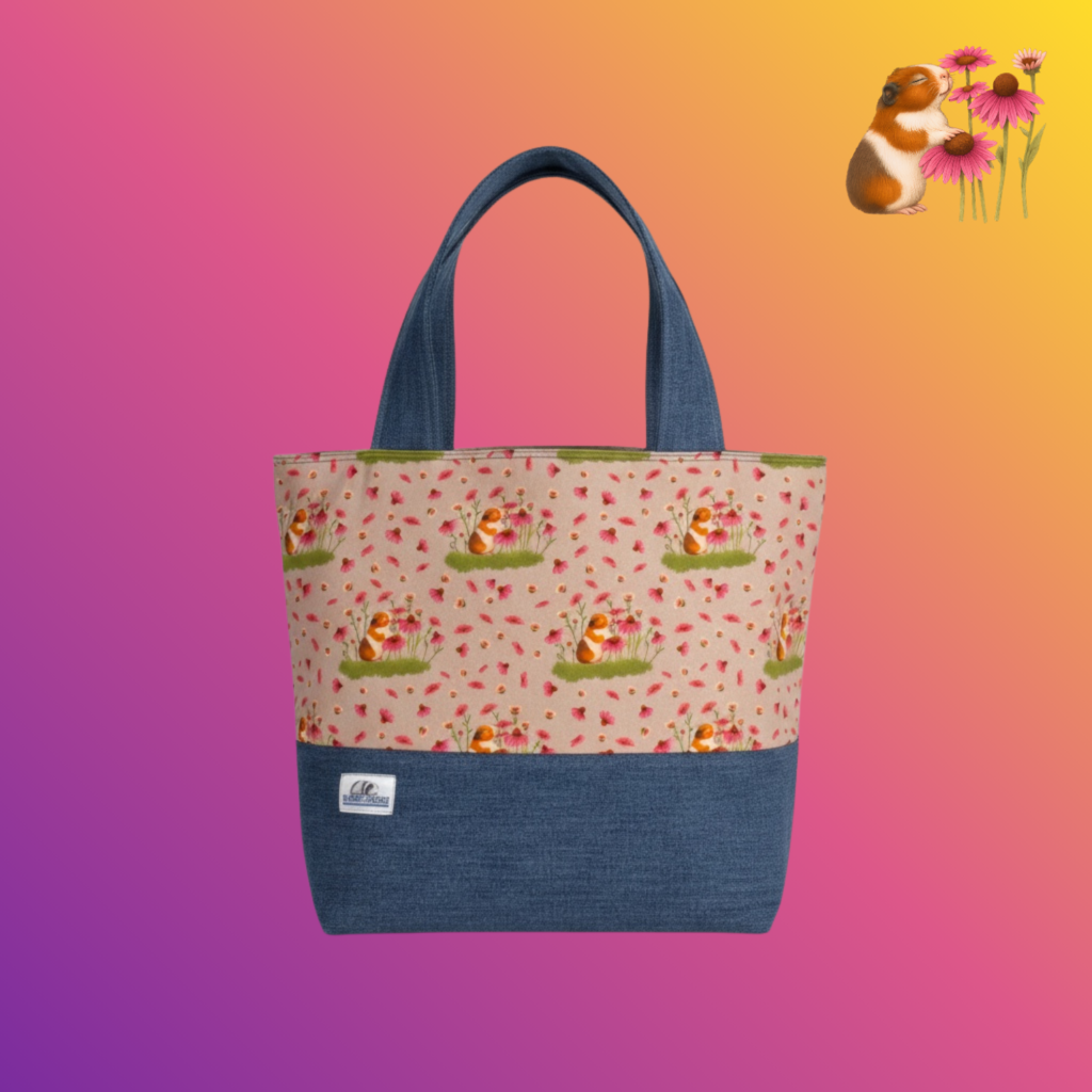 Shopper M Schweinchen mit Sonnenhut auf beige mit dunkler Jean kombiniert Frontansicht