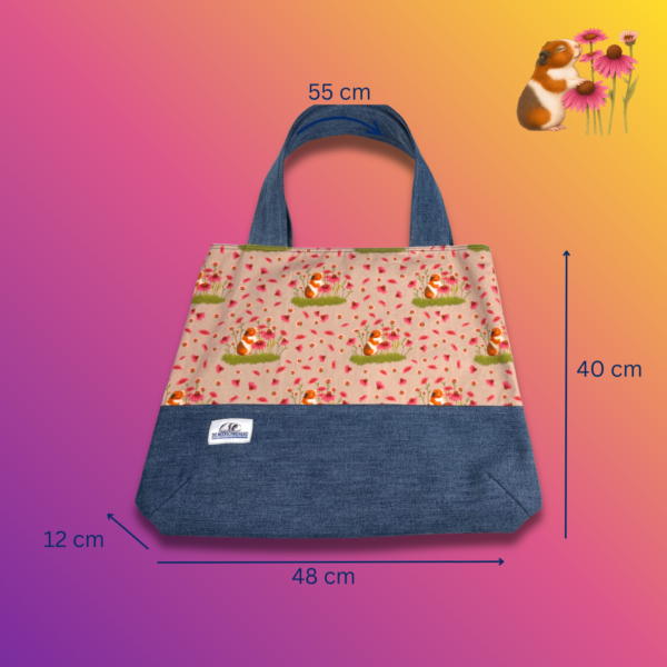 Shopper M Schweinchen mit Sonnenhut auf beige mit dunkler Jean kombiniert Frontansicht mit Maßen