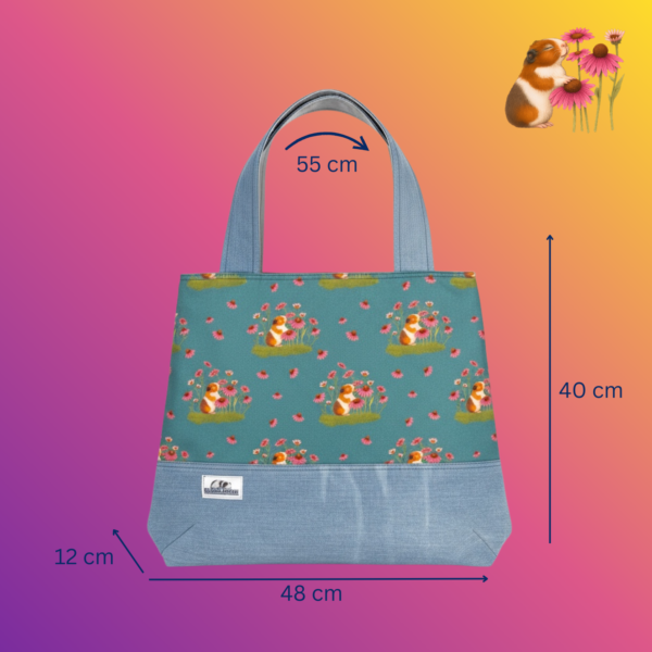 Shopper M Schweinchen mit Sonnenhut auf türkis mit heller Jeans kombiniert_ Vorderansicht mit Maßen