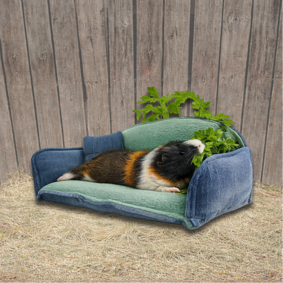 kuschelsofa in Jeans mit Snackstasche von DIEMEERSCHWEINEREI